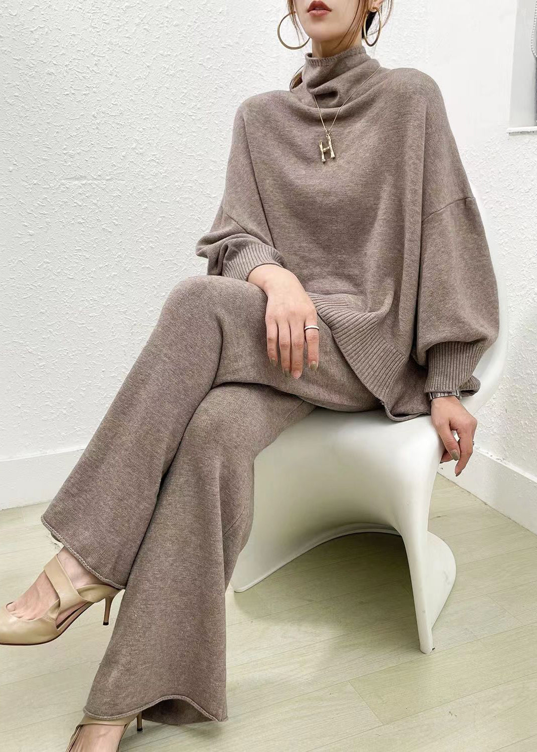 Dames Tweedelige Set Camel Kleurige Trui en Broek met Wijde Pijpen 0